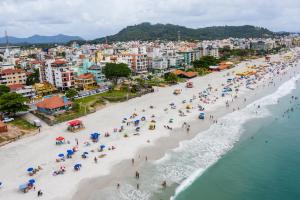 弗洛里亚诺波利斯Hotel Vila Mar的海滩空中景色,配有人员和遮阳伞