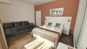 利沃夫DeMar Apart Fresh的一间卧室配有一张床和一张沙发