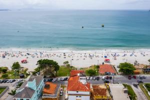 弗洛里亚诺波利斯Hotel Vila Mar的海滩上的人的空中景色