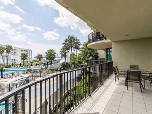 奥兰治比奇Phoenix On The Bay 2208 by Meyer Vacation Rentals的一个带桌椅的阳台和一个游泳池