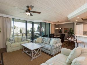 奥兰治比奇Phoenix On The Bay 2208 by Meyer Vacation Rentals的客厅配有沙发和桌子