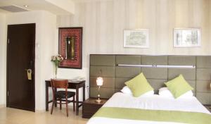 耶路撒冷国家酒店 - 耶路撒冷的一间卧室配有一张床和一张桌子及椅子