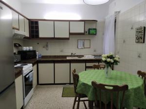 姆西达University Area Msida的厨房配有一张桌子,上面放着花瓶