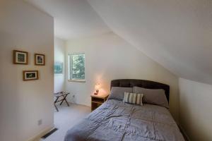 麦考尔Sharlie's Nest by Casago McCall - Donerightmanagement的一间卧室配有一张床、一张书桌和一个窗户。