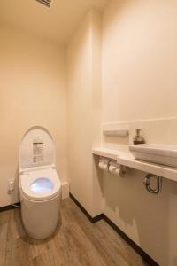 仙北Tazawako Lake Resort & Onsen / Vacation STAY 78938的浴室配有白色卫生间和盥洗盆。