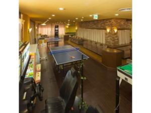 仙北Tazawako Lake Resort & Onsen / Vacation STAY 78939的餐厅内带乒乓球桌的房间