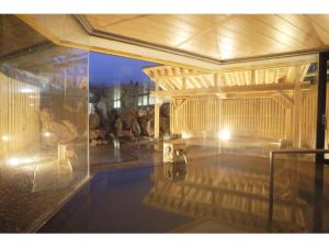 仙北Tazawako Lake Resort & Onsen / Vacation STAY 78939的游泳池,位于带游泳池的房子里