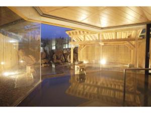 仙北Tazawako Lake Resort & Onsen / Vacation STAY 78936的游泳池,位于带游泳池的房子里