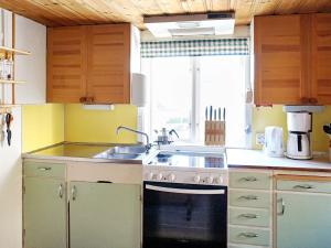 格雷伯斯塔德5 person holiday home in GREBBESTAD的厨房配有水槽和炉灶