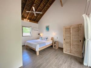 MariutiFare noanoa的一间卧室配有一张床,铺有木地板
