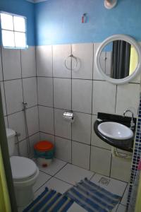 伊泰帕瓦伊塔奥卡营地旅馆的一间带卫生间、水槽和镜子的浴室