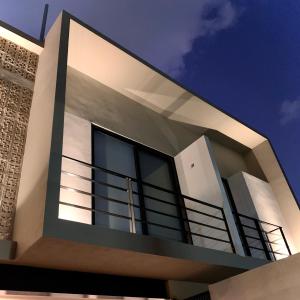 坎昆Las Palmas Studios的带阳台和蓝天的现代房屋
