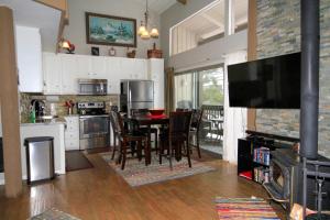 马姆莫斯湖Sierra Park Villas #03的厨房配有桌椅和电视。