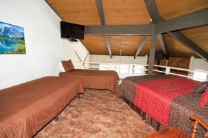 马姆莫斯湖Sierra Park Villas #88的一间客房内配有两张床的房间