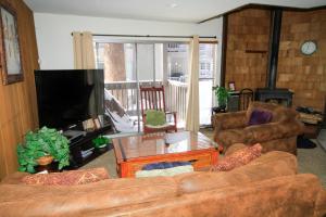 马姆莫斯湖Sierra Park Villas #82的客厅配有两张沙发和一台电视机
