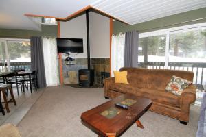 马姆莫斯湖Sierra Park Villas #65的客厅配有沙发和桌子