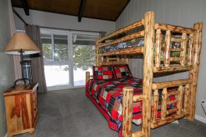 马姆莫斯湖Sierra Park Villas #65的一间卧室配有一张木制双层床。