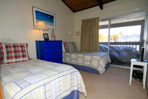 马姆莫斯湖Sierra Park Villas #16的一间卧室设有两张床和窗户。