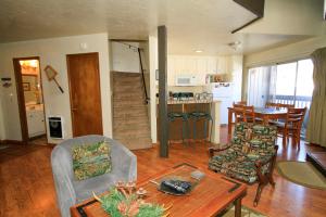 马姆莫斯湖Sierra Park Villas #16的一间带桌椅的客厅和一间厨房