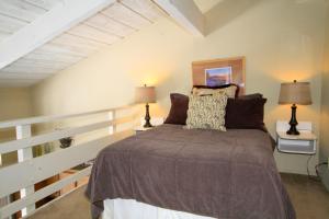 马姆莫斯湖Sierra Park Villas #89的一间卧室配有一张床和两张台灯。