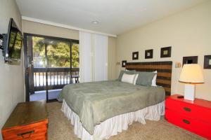 马姆莫斯湖Sierra Park Villas #89的一间卧室设有一张床和一个大窗户