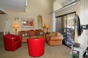 马姆莫斯湖Sierra Park Villas #89的带沙发和椅子的客厅以及电视