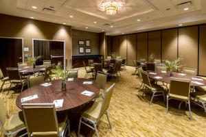 帕迪尤卡Holiday Inn Paducah Riverfront, an IHG Hotel的一间会议室,里面配有桌椅