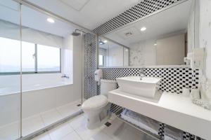 花莲市鲔鱼家族饭店花莲馆的浴室配有卫生间、盥洗盆和淋浴。