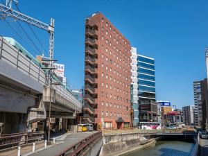 福冈西铁天神旅馆的河边一座高大的红砖建筑