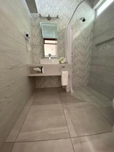 库埃纳瓦卡弗洛蕾丝花园酒店的一间带水槽和镜子的浴室