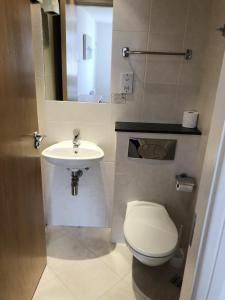 City Centre Apartment in Galway - 2 Bedrooms的一间浴室