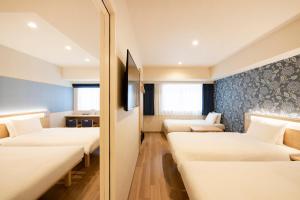 东京唐草酒店东京站的一间医院房间,设有四张床和窗户
