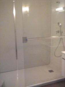 巴尔尼恩布里Auberge De L'Omois的浴室里设有玻璃门淋浴