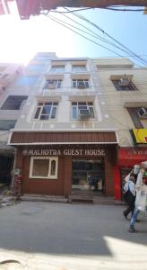 阿姆利则Malhotra Guest House 50 Meter from Golden Temple的前面有一间宾馆的大楼