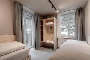阿罗萨Belmont- Apartment Haus的一间卧室设有两张床和窗户。