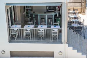 加藤-达拉特索Kiwi Apartments的阳台设有四把凳子和酒吧