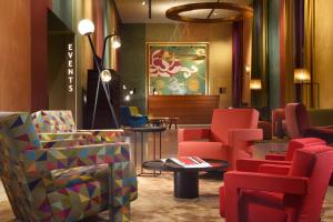 米兰恩特普莱斯设计精品酒店的大堂设有桌椅和绘画作品