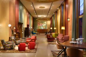 米兰恩特普莱斯设计精品酒店的大堂,大楼里摆放着五颜六色的桌椅