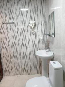 乌雷基Rio cottage apartment的浴室配有白色卫生间和盥洗盆。