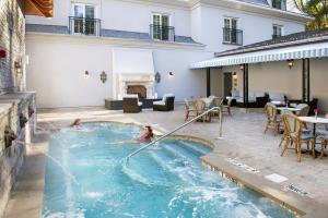 莱茵贝克Mirbeau Inn & Spa, Rhinebeck的两人在酒店的游泳池里