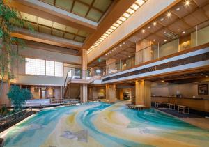 白滨武藏酒店的大型建筑中的大型游泳池