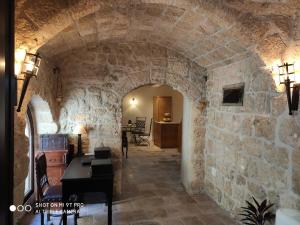 罗德镇Porolithos Boutique Hotel的城堡的走廊,有石墙