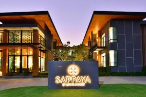 北柳Sappaya Hotel By Lotus Valley Golf Resort的前面有标志的建筑