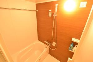玉野市Enzo Uno的带淋浴和浴缸的浴室