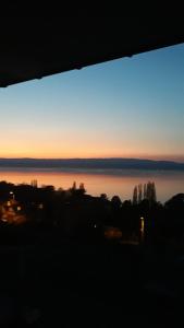 埃维昂莱班绿洲酒店的日落时分欣赏海景
