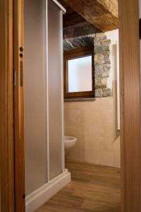 圣皮埃尔B&B Lo VAN - Camere al Verde Villaggio di Rumiod的一间带卫生间和窗户的浴室