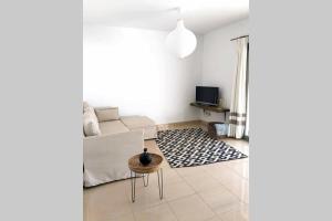 卡兰博希Villa d’Aina * Propiedad privada con piscina的白色的客厅配有沙发和桌子