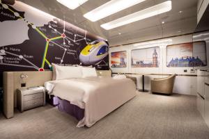 台中市极光情境旅馆的一间卧室配有一张大床和一张地图