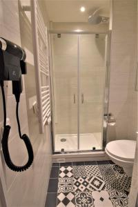 巴黎宝纳努维勒酒店的带淋浴和卫生间的浴室