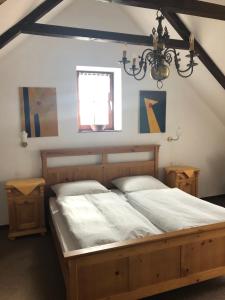 巴特贝尔卡Pension Töpferhof的一间卧室配有一张大木床。
